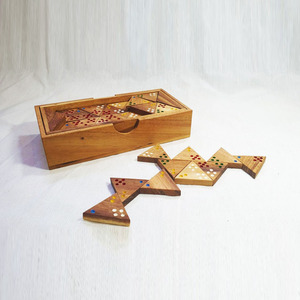 Juego de dominó de madera artesanal con puntos de colores incrustados dentro de una caja rectangular deslizante para juego moderno en la mesa. - Product Image 2