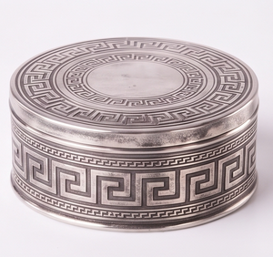 Boîte de rangement ronde en métal argenté à motif géométrique grec personnalisé pour fruits secs et légumes - Product Image 4