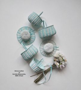 Assortiment de produits artisanaux tissés à la main pour maisons de poupées miniatures, avec des éléments en rotin, idéal pour les cadeaux et la vente en gros. - Product Image 2