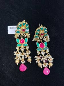 Pendientes de plata de ley chapados en oro rodio con diseño de flor y engaste de garra, estilo vintage, con moissanita, para mujer, de Tishya Diamond - Product Image 3