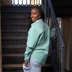 Camisa de Botones a Rayas Verdes y Blancas AKA para Mujer, con Letras Griegas Bordadas, Manga Larga, Estilo Casual y Elegante - Product Image 6