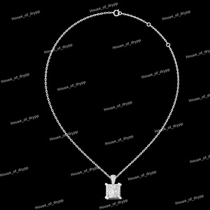 Collar con Colgante de Diamante Moissanite Corte Princesa en Plata 925, Diseño Minimalista de Lujo para Hombre y Mujer - Product Image 4