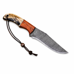 Cuchillo de Camping Hecho a Mano con Hoja de Acero de Damasco de Punta Caída y Borde Recto, Mango de Cuerno y Madera, Funda de Cuero - Product Image 1