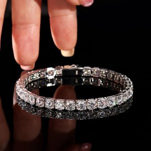 Bracelet en argent 925 avec diamants, coupe ronde brillante, couleur D, moissanite, bracelet de mariage classique pour femme - Product Image 1