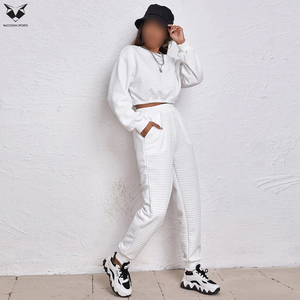 Ensemble de survêtement deux pièces pour femme : haut court et pantalon de jogging, idéal pour le fitness, la course à pied et le streetwear - Product Image 5