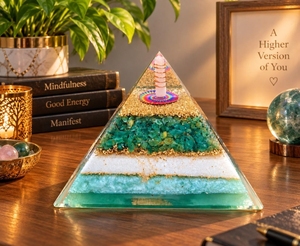 Pyramide en cristal d'orgone de jade vert, grande pierre décorative énergétique pour la prospérité, ornement d'autel Reiki, accent pour salle de méditation - Product Image 5