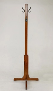 Perchero de madera tradicional con poste tallado y ganchos de latón para almacenamiento en la entrada, tipo redondo, acabado en marrón oscuro. - Product Image 4