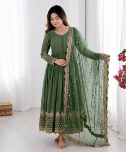 Robe de soirée en géorgette brodée avec sequins et dupatta 84861 Vert - Product Image 1