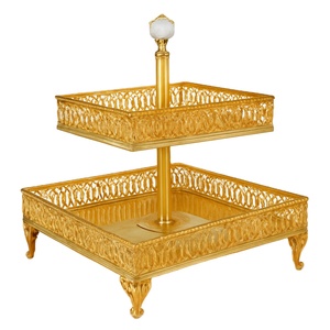 Soporte de exhibición de 2 niveles de oro con metalistería elegante y acabado pulido para servir postres, aperitivos y decoración - Product Image 1