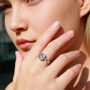 Anillo de Compromiso con Moissanita Ovalada de 2 Quilates, Corte Halo, Plata de Ley S925, con Piedras Laterales Baguette, Anillo de Boda, Regalo para Mujer - Product Image 3