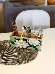 ที่ใส่ช้อนส้อมไม้มะม่วงสีขาวลายดอกบัว สำหรับจัดเก็บอุปกรณ์บนเคาน์เตอร์ เช่น ช้อน ส้อม ตะหลิว - Product Image 6