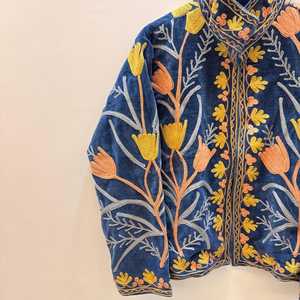 เสื้อแจ็คเก็ตกำมะหยี่สีน้ำเงินลายซูซานี งานแฮนด์เมดสุดพิเศษ สไตล์โบฮีเมียนสุดหรู  เสื้อคลุมคาร์ดิแกนปักลายด้วยมือ  เสื้อเบลเซอร์สำหรับฤดูหนาว - Product Image 4