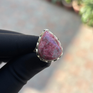 Bague en argent sterling avec thulite naturelle, sertie clos, best-seller pour mariages, fiançailles et occasions festives en Inde - Product Image 1