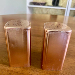 Ensemble salière et poivrière en cuivre, élégant et sain, idéal pour la table et la cuisine, provenant d'Inde. - Product Image 1