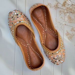 Handmade Ladies Khussa Embroidered Pumps Traditional Pakistani Flats Elegant Ethnic Wedding Footwear Wholesale OEM ODM - Product Image 6