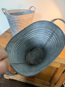 Maceta Rústica de Metal Galvanizado con Asas, Contenedor Decorativo Estilo Granja, Perfecto para Almacenamiento de Plantas y Decoración del Hogar - Product Image 5