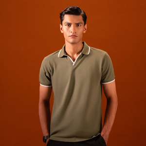 เสื้อโปโลคอวีสีเขียวมะกอกสำหรับผู้ชาย แขนสั้น ทรงปกติ สวมใส่สบาย สีพื้น แต่งขอบผ้าถัก - Product Image 1