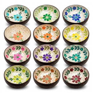Bol en noix de coco artisanal vietnamien laqué, incrusté de fleurs en nacre, motif botanique, pour vaisselle artisanale - Product Image 1