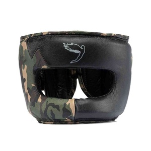 Ensemble de boxe personnalisé en cuir Fly Leather, comprenant des gants et des protections pour la tête et la zone inguinale, noir et or, fabriqué au Pakistan. - Product Image 2