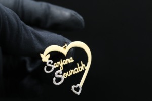 Colgante Premium de Aleación Chapada en Oro con Diamantes Esmerilados, Estilo Hip Hop Urbano y de Realeza - Product Image 3