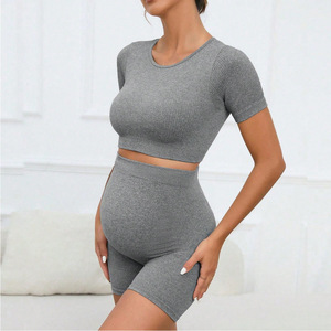 Ensemble de vêtements de grossesse 2 pièces pour femmes - T-shirt court et short de yoga, vêtements de détente avec taille élastique, tissu respirant en spandex/nylon - Product Image 2
