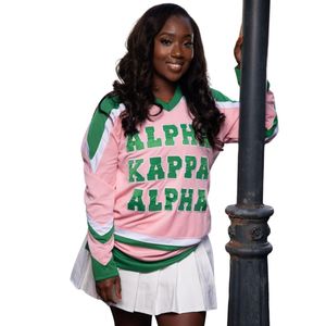 Maillot de hockey unisexe rose et vert coupe oversize avec lettres grecques brodées – Haut streetwear premium - Product Image 1