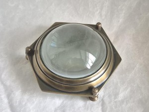 Loupe de bureau hexagonale en laiton et verre, loupe vintage en forme de dôme pour la lecture, le bureau et la décoration - Product Image 2