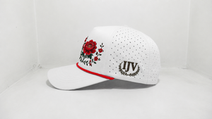 Gorra de 5 Paneles Blanca Personalizada al por Mayor, Estructurada, de Perfil Medio, con Visera Precurvada, Perforada con Corte Láser, con Cuerda Roja y Logotipo Bordado - Product Image 2