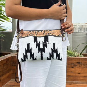 Mayorista Dropship Mujeres Casual RFID Clutch Bolso Vintage Mano Tooled Cuero de vaca Monedero Crossbody Bolso con correa de muñeca - Product Image 4