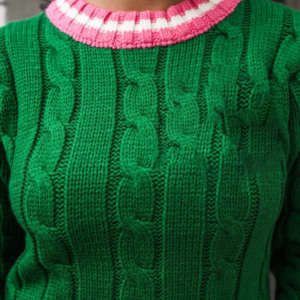 Pull grec personnalisé AKA en maille torsadée longue pour femmes, avec col roulé et bordures côtelées roses et blanches - Product Image 6