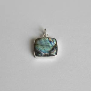 Colgante de Labradorita Natural con Plata Tibetana, Diseño Cristiano, Moderno y a la Moda para Mujer - Product Image 2