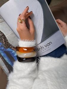 Modernas Pulseras de Resina para Mujer, Colores Personalizados, Estilo Lindo, Ajuste Cómodo, Superficie Brillante, Joyería para Uso Casual y Especial - Product Image 2