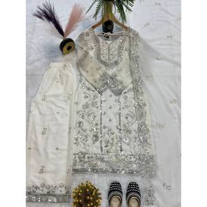 Vêtements et accessoires traditionnels musulmans de créateur-Haut brodé-Bas et Dupatta - Product Image 4