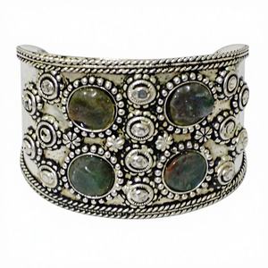 กำไลข้อมือเงินทิเบตโบราณสไตล์ชนเผ่า ประดับด้วยหินสีเขียวเข้ม งานฝีมือโลหะตกแต่งแบบย้อนยุค - Product Image 1