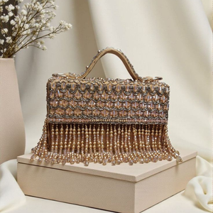 Le glamour doré : Sac à main artisanal en perles de bronze avec des gouttes de cristal étincelantes - Un accessoire incontournable pour les mariées - Product Image 3