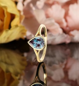 Bague de fiançailles en or 14 carats et argent sterling 925 avec alexandrite taille poire, pierre précieuse à changement de couleur, bijou vintage pour mariage, fête ou cadeau - Product Image 4