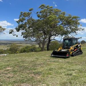 Système de chenilles ASV de qualité supérieure offrant une technologie de traction avancée, une réduction de l'usure et une durée de vie prolongée. - Product Image 1