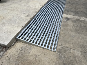Rampe de trottoir en acier galvanisé - Product Image 1