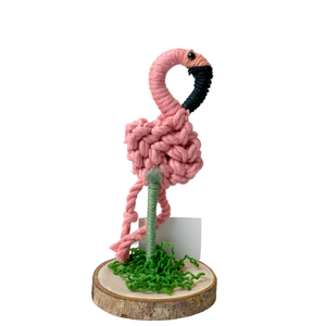 Jouet flamant rose en crochet fait main, design décoratif par JNC Macrame pour chambre de bébé - Product Image 2