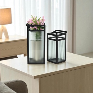 Lanterne carrée en métal avec panneaux en verre pour la décoration de la maison - Product Image 1