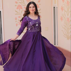 Robe et dupatta pour femme en soie pure brodée et pailletée, entièrement cousus, pour la fête de Diwali - Product Image 1
