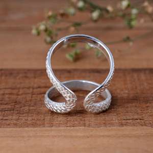 แหวนเงินรูปตัววีแบบปรับได้สำหรับทุกเพศจาก SHYAM JEWELRS แหวนลายดอกไม้แกะสลักหรูหราแบบสามวง ช่วยพยุงนิ้ว เหมาะสำหรับงานแต่งงานและงานปาร์ตี้ - Product Image 4