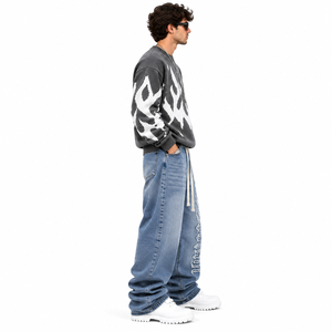Suéter de Punto Gráfico Gris Carbón para Hombre, Oversize, con Patrón Abstracto Blanco, Cuello Redondo, Estilo Urbano Premium - Product Image 2