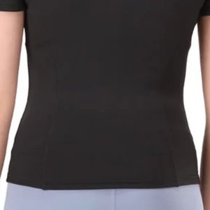 เสื้อครอปแขนสั้นคอเต่าสีดำสำหรับผู้หญิง ทรงเข้ารูป ซิปครึ่งตัวด้านหน้า ทรงสลิมฟิต สไตล์ลำลอง เสื้อเชิ้ตพื้นฐาน ผ้าสเตรช แฟชั่นใส่ได้ทุกวัน - Product Image 5