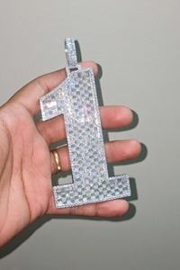 Colgante de Moissanita Plateada Número 1, Estilo Baguette, Totalmente Cubierto de Diamantes, Personalizado con Dígitos, Estilo Hip Hop - Product Image 3