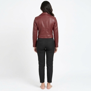 Chaqueta de Cuero Premium para Mujer, Diseñada con Materiales de Calidad y Construcción Resistente, con Costuras Impecables y Cómoda de Usar - Product Image 4