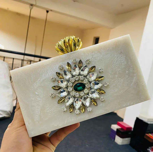 Bolso de Mano Elegante de Resina Eventide para Bodas y Fiestas - Bolso de Mujer Moderno con Asa Glamurosa para la Noche, por MULTI CRAFT - Product Image 5