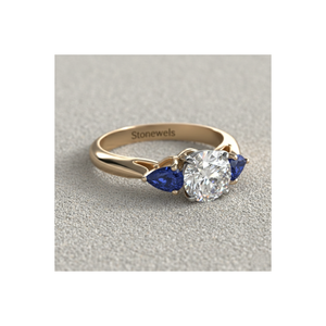Anillo de compromiso de tres piedras con diamante cultivado en laboratorio Stonewels, con zafiro azul en forma de pera y piedras laterales con engaste Milgrain Navette. - Product Image 1