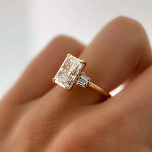 Bague de luxe à trois pierres taille émeraude certifiée IGI GIA en argent 925 avec moissanite et diamants de 2 ct et 5 ct - Product Image 2