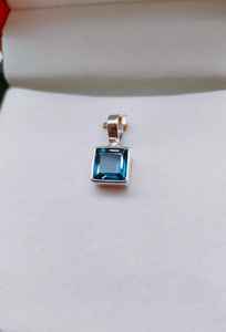 Pendentif Breloque Fait Main en Argent Sterling 925 avec Saphir Bleu Océan Taillé Carré et Monture Bezel, Cadeau pour Enfants, Femmes et Unisexe - Product Image 4